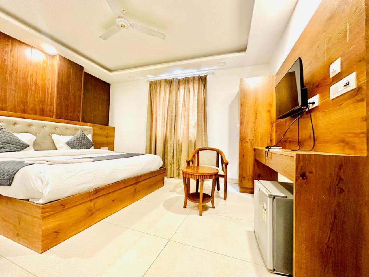 Hotel Galaxy Inn Near Delhi International Airport Nuova Delhi Esterno foto